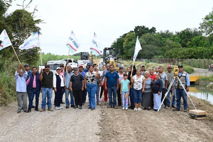 Da inicio la pavimentación asfáltica en el acceso al ejido Moctezuma.