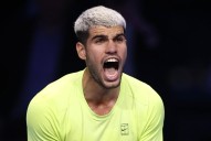 Alcaraz reluce en un día para enmarcar: victoria, pase y número uno final