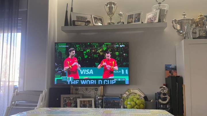 La foto de Alcaraz con la que alucina todo el mundo: "El típico hule y detrás el trofeo de Wimbledon... ¡Este tío es histórico!"