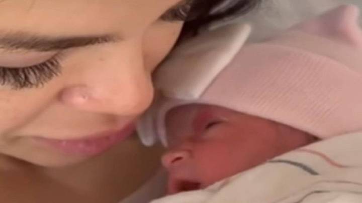 La cantante y compositora dominicana Natti Natasha presenta a su segunda hija, Dominique Isabelle
