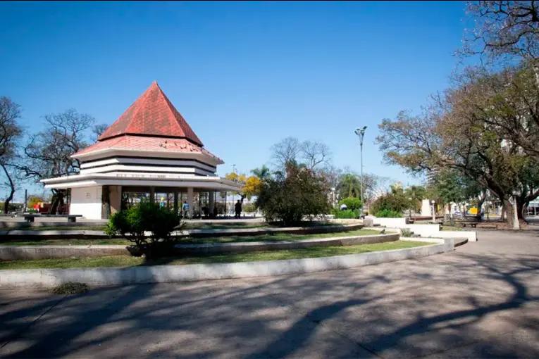 Detuvieron a una mujer por abandonar a su hijo con síndrome de Down en la plaza