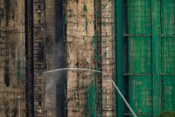 El incendio en torres de apartamentos en Hong Kong sigue ardiendo. La cifra de muertos sube a 55