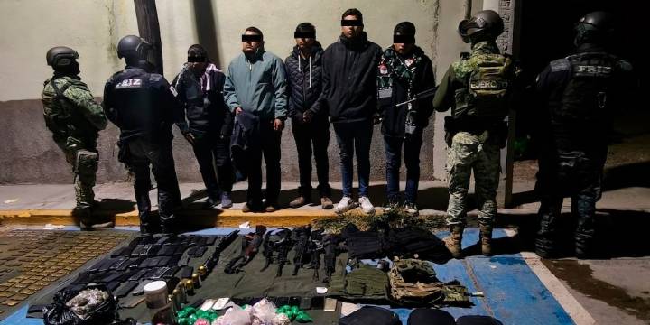 Capturan a 5 personas con más de mil cartuchos, armas, granadas y casi 640 mil pesos tras cateo en Zacatecas