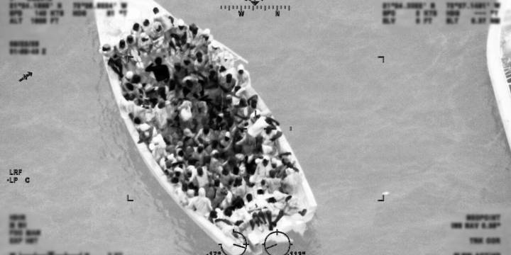 La Guardia Costera de EEUU interceptó una embarcación con más de cien migrantes en el Caribe