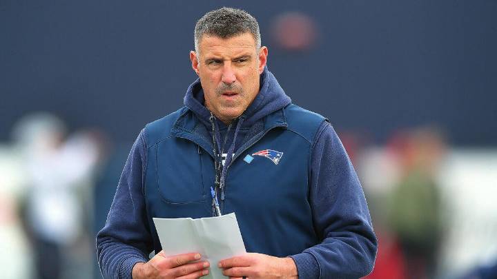 LOOK: Patriots wearing new Storm Blue alternate uniform for first time on 'TNF'