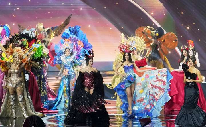 Viral: Miss Jamaica sufre aparatosa caída en pleno desfile de Miss Universe