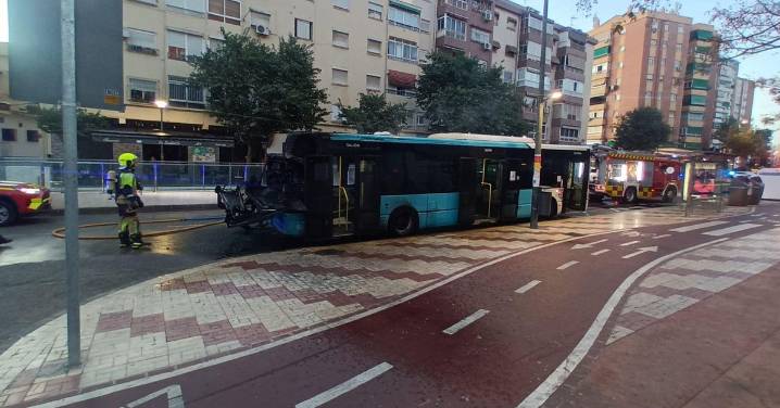 Arde un autobús de la línea 7 en el barrio de Miraflores de Málaga sin causar heridos