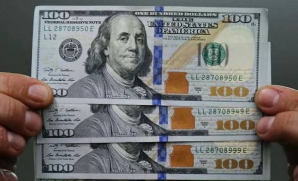 El dólar oficial abrió la semana con una tendencia a la baja