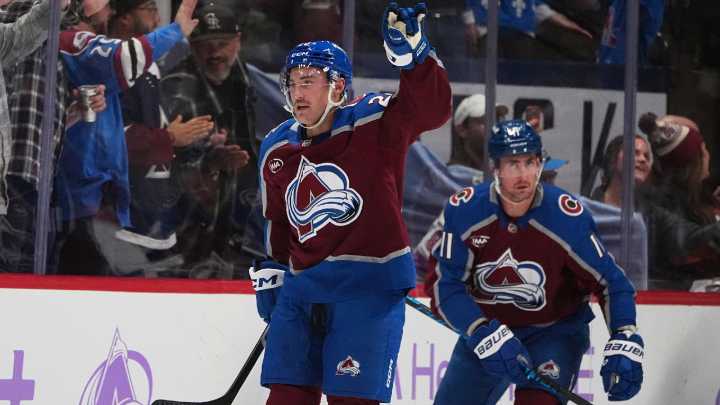 Colton, Olofsson score back-to-back, streaking Avalanche beat Islanders