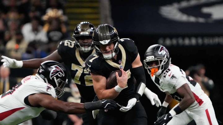 New Orleans Saints self-inflict damage, fall 24