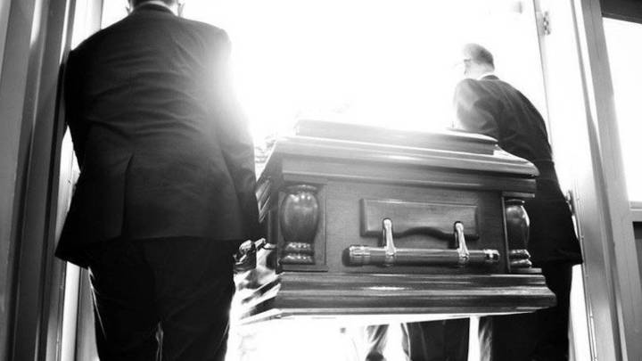 Mujer "resucita" en su ataúd momentos antes de ser cremada