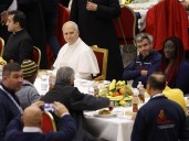 León XIV compartió un almuerzo con marginados de todo el mundo y pidió: "Escuchen el grito de los más pobres”