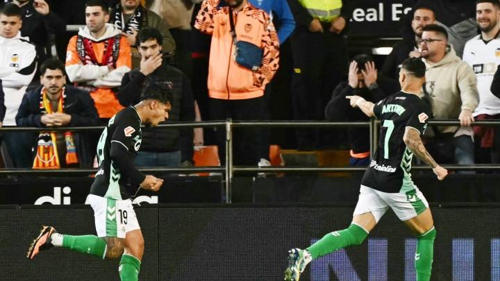 Video: ‘Cucho’ Hernández sigue en racha goleadora en Espala y anotó en el empate del Betis ante el Valencia