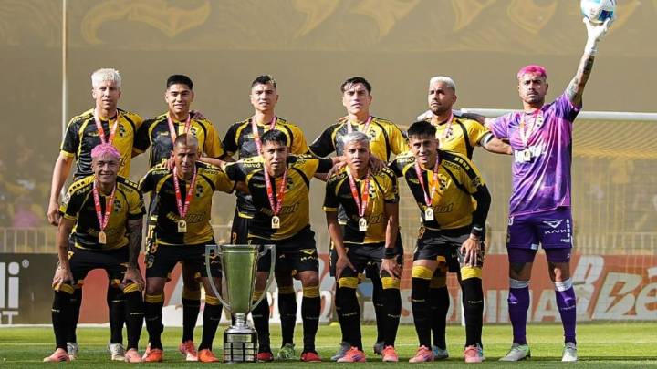 Lujos de campeón: Coquimbo Unido luce sus trofeos y medallas antes de medirse con La Serena