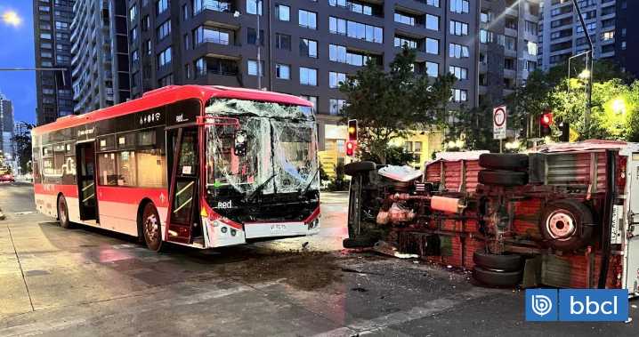 Bus RED queda con severos daños tras colisión con camión en pleno centro de Santiago