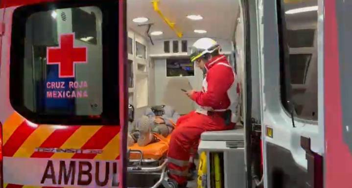 Motociclista pisa charco y acaba en hospital tras derrapar