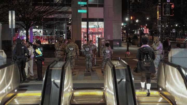 Pánico en centro comercial de California por tiroteo que dejó tres heridos en medio del 'Black Friday' y desencadenó una evacuación masiva