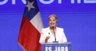 Quién es Jeannette Jara, la exministra comunista de Boric que busca frenar el avance de la extrema derecha en Chile