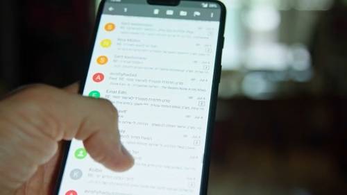 Online shopping scams are on the rise, with scammers using AI to dupe holiday shoppers