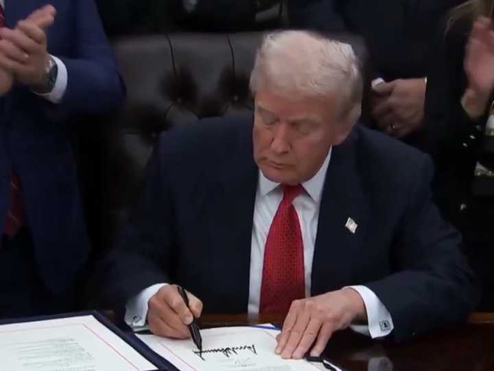 Trump firma ley que pone fin al cierre de gobierno: “Nuestro país vuelve a funcionar”