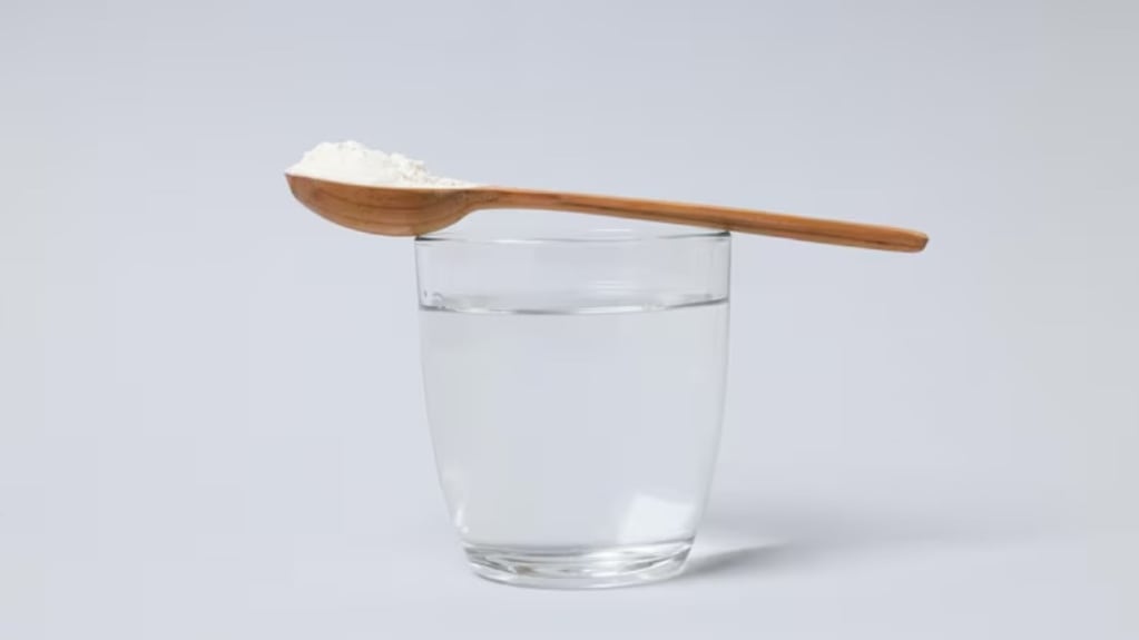 Mezclar tres cucharadas de sal con agua: para qué sirve y por qué hacerlo el primer domingo de cada mes