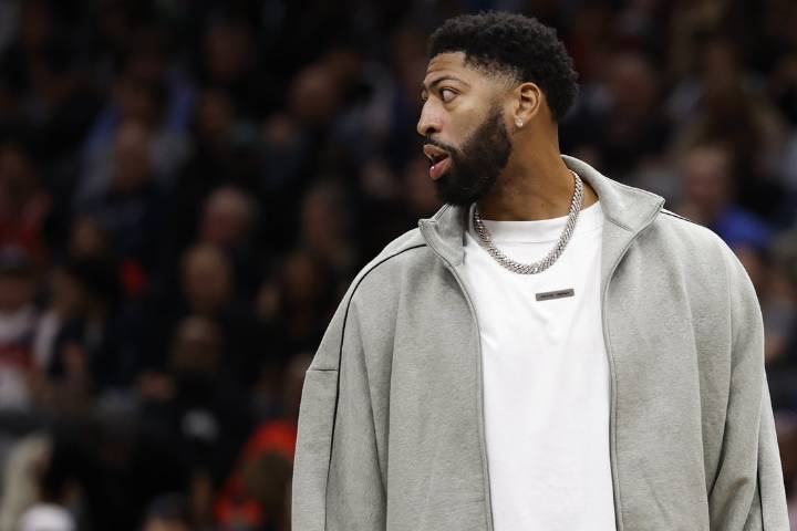 Deadspin | Report: Mavs star Anthony Davis won't play without owner's approval