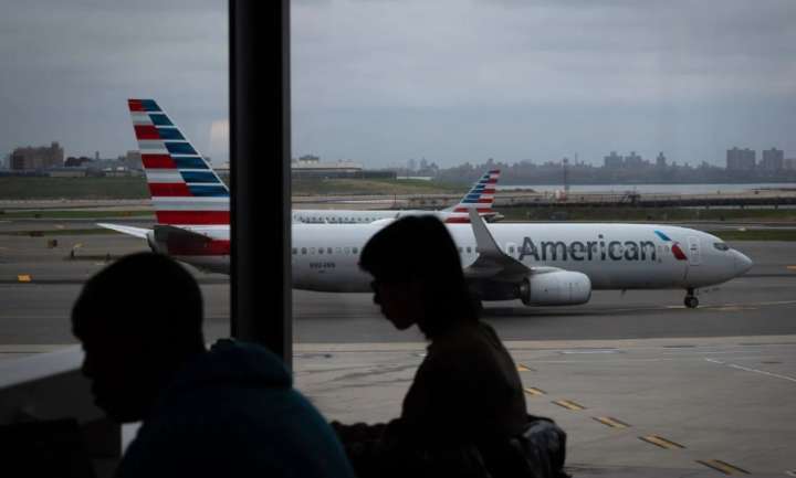 Pasajeros aéreos enfrentan frustración luego que EU ordena más recortes de vuelos