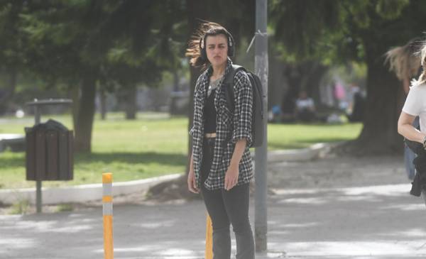 Bahía en tono sepia: la ciudad amaneció con polvo en suspensión por el temporal de viento en el sur