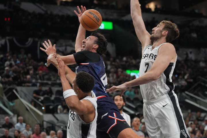 Former Celtics center gets new role after Spurs star suffers injury