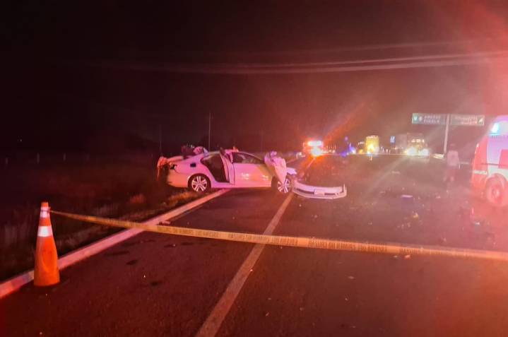 Choque entre auto y autobús deja cuatro muertos