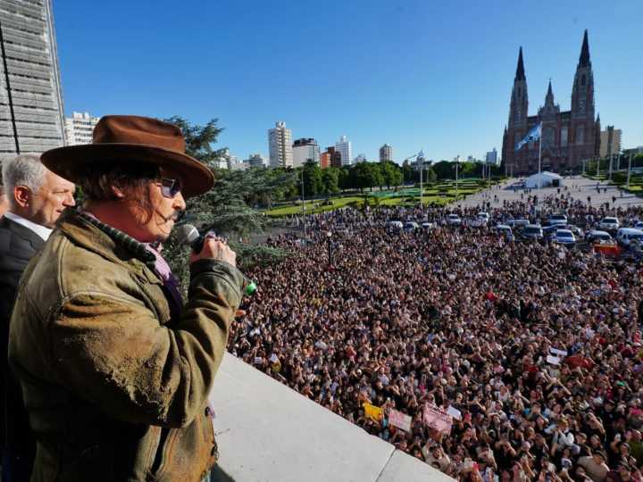 Johnny Depp revolucionó La Plata y saludó desde el balcón del Palacio Municipal a una multitud eufórica