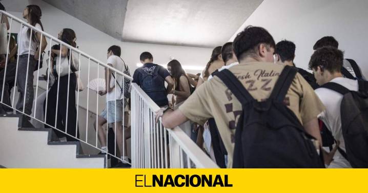 El apoyo a la democracia retrocede en Catalunya: ¿quiénes son los que más creen en otro régimen?