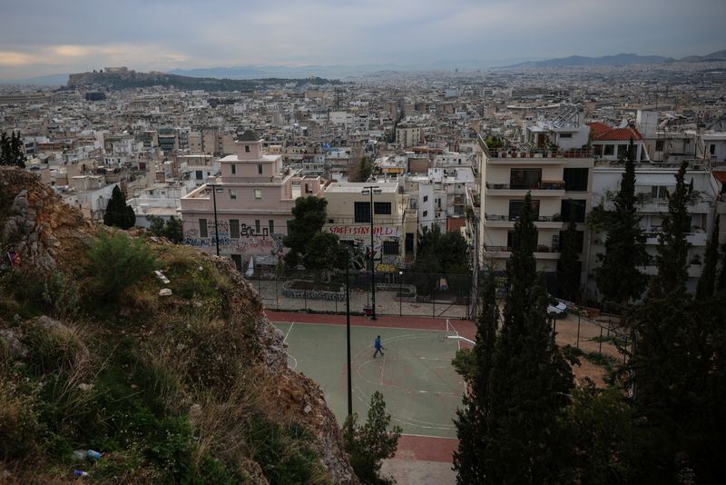 Fitch lifts Greece's rating on strong fiscal position