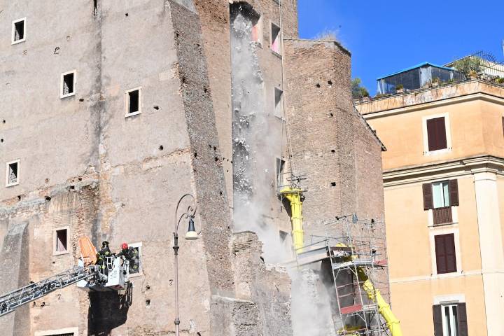 Se derrumba parte de la Torre medieval de los Conti, en el Foro de Roma