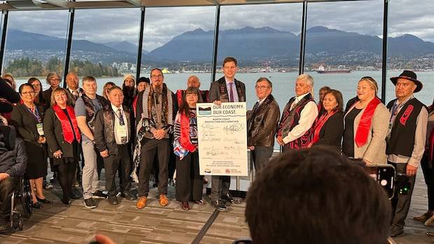 B.C. premier, First Nations call on feds to continue oil tanker ban