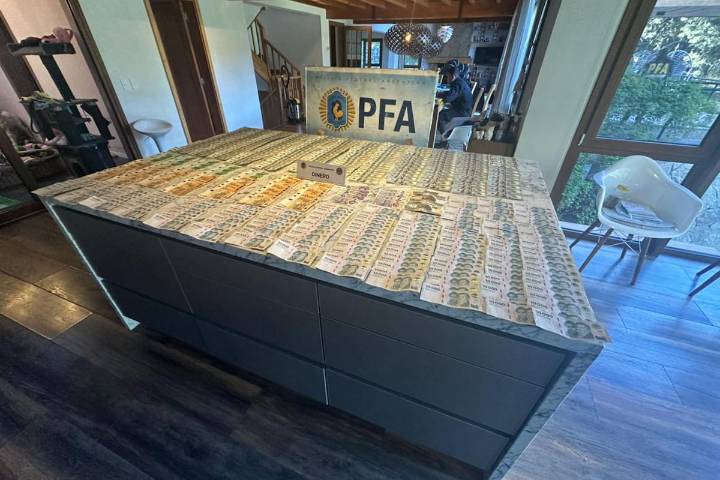 Los chats que revelan el vínculo entre un comisario general y un preso por lavado de divisas