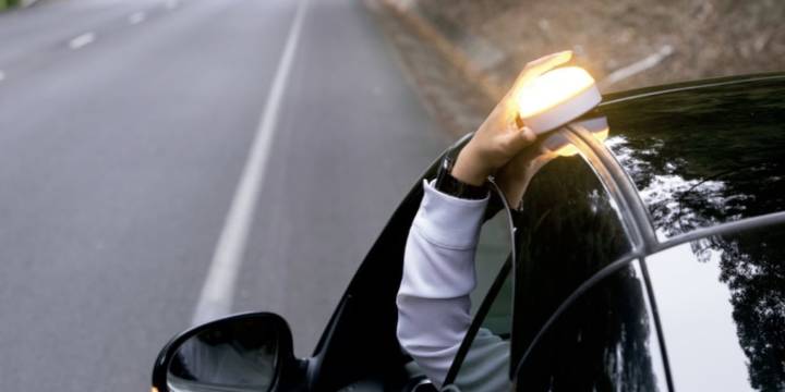 A partir del 1 de enero, será obligatorio llevar la baliza V16 en el coche: dónde se puede comprar y cómo asegurarse de que cumple la homologación