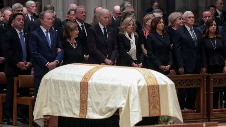 ¿Trump No Fue Invitado a Funeral de Dick Cheney? Asistieron W. Bush, Biden, y Otros Políticos
