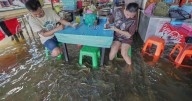 Clientes pagan por cenar con peces nadando a sus pies en Tailandia