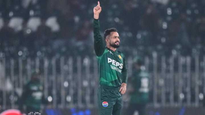 Pakistan rout Sri Lanka by 7 wickets in tri