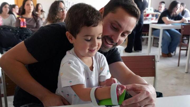 Mael, el niño gijonés de 3 años al que tuvieron que amputarle en junio las manos y las piernas, se queda sin colegio por falta de ayuda