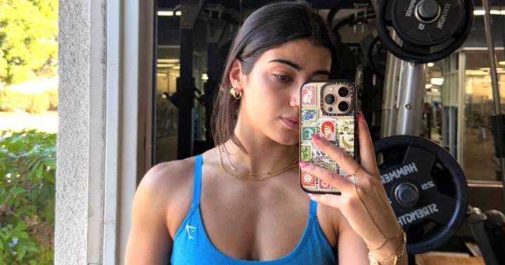 Sara Saffari Flaunts Toned Abs in Sports Bra