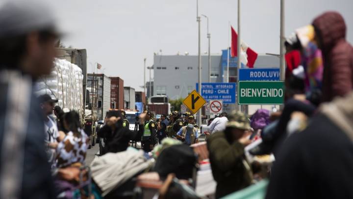 Alcalde de Arica aboga por un "corredor humanitario" ante caos migratorio en frontera con Perú