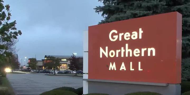 Holiday shoppers brave snowy conditions at Great Northern Mall