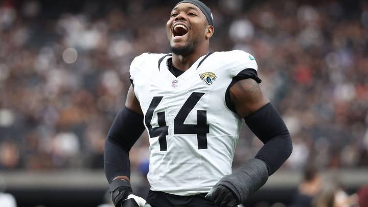 Jaguars DE Travon Walker ejected for throwing punch after FG