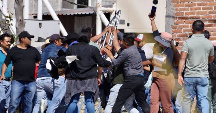 Tensión en visita de Sheinbaum a Oaxaca: Maestros de la CNTE irrumpen en evento de la presidenta