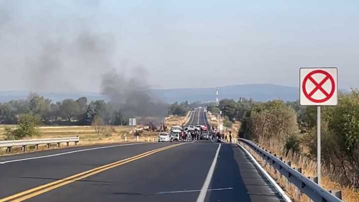 Incendian Retroexcavadoras y Cierran Ambos Sentidos de la Autopista Puebla