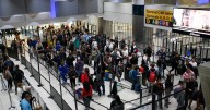 1400 vuelos cancelados y contando: Nieve en Chicago provoca caos en aeropuertos