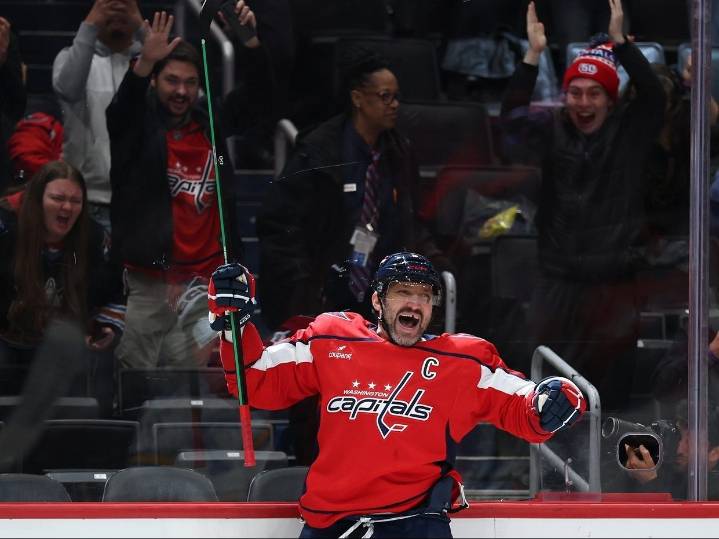 Alex Ovechkin scores 900th NHL goal, setting new milestone