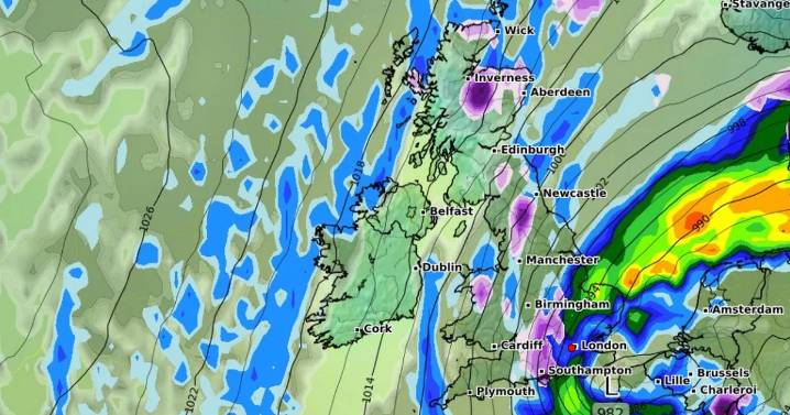 UK snow forecast as six days of blizzards set to bring '5cm per hour'